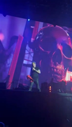 Axl Rose discussing the challenges of using a microphone, in a bit of a cheeky way 🎙️🍆😆 “...you gotta deal with different things. You can have a show that’s, you know, colder. Today is really humid and what happens is my shaft gets really wet so I need to dry if off. So, this is the proper technique, I'm just telling you, if you ever have to dry someone’s shaft? Now you know...” Video via artemis00 | Appetite For Distortion with Brando