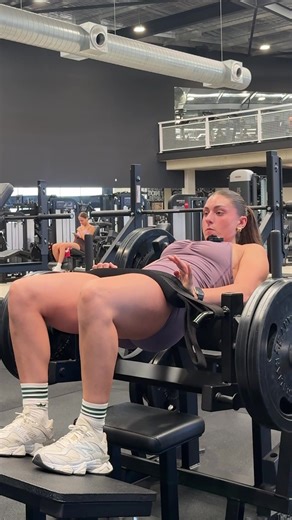 Si tu veux construire un FESSIER digne de ce nom, ce réel est pour toi🫵🏼 On commence aujourd’hui une série de vidéo sur la bonne exécution des mouvements, et pour ce premier épisode on va démarrer avec le HIP THRUST. C’est vraiment L’EXERCICE que tu dois absolument mettre dans ta séance pour construire un vrai booty! 🍑 N’hésite pas à me dire en commentaires quel exercice tu voudrais qu’on décortique ensemble✨ #glutes #tuto #fyp #glutesworkout Glutes, glutes workout, tuto, gym