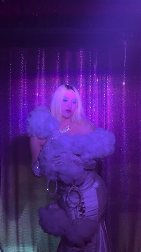 신나는 주말 이태원에서 드랙 공연보며 주말을 즐기자!! 2026년부터 영업시간 및 쇼타임 시간이 변경됩니다! 2F @2f_label 서울시 용산구 이태원동 128-15 （보광로 59길 10） 2층 영업시간21:00~03:00 쇼타임 1부 23:00 2부 01:00 SHOWTIME 23:00 & 01:00 (ENTRY FEE W15,000) TABLE RESERVATION DM 테이블 예약은 인스타로 연락주세요! #보리 #이에프 #이태원 #드랙퀸 #샤넬