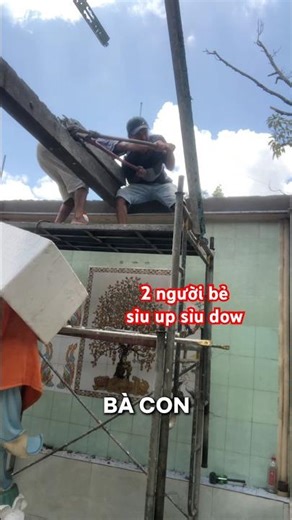 The two uncles bent the iron bar and fell headfirst!