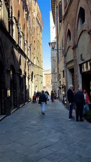 Exploring Siena on foot! The best way to do it! | Italian Holiday