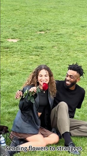 Random flowers for strangers = instant smiles everywhere! #FlowersForStrangers #RandomActsOfKindness