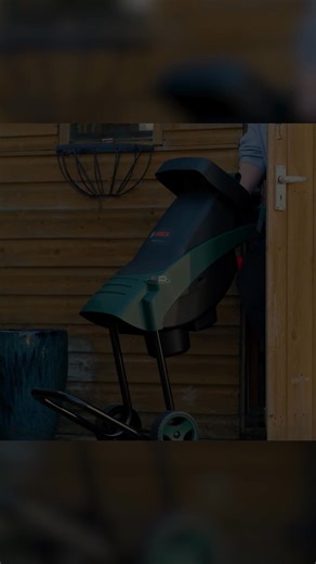 This Autumn, make light work of branch cutting and shrub trimming with the UniversalShredder 2x18V-25. 🍂💪 With 36V of power and OptiCut speed control, it easily shreds branches up to 25 mm thick, with durable and reversible blades offering long-lasting sharpness. Thanks to its lightweight design, you can use it anywhere – giving you freedom and flexibility across your garden. And the 28-litre bag efficiently collects any garden waste.♻️ Where do you re-use garden waste – on the flower beds or 