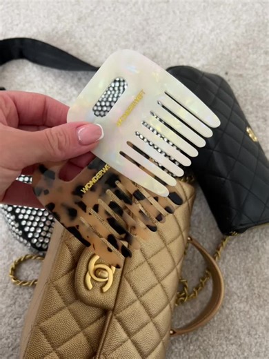 The perfect fit in every bag kinda comb. Our mini mami literally fits in a purse ffs how amazing its the cutest size in the most unreal colours in tortise and in pearl shop now 🫧#UnboxingHaul #SmallBusiness #MustHaves #tiktokmademebuyit #smallbussiness #GoodThingsToBuy #mustbuy #MadeMeBuy #gift #shoppinghaul #smallbusinesstiktok #musthaveproducts #smallbusinessowner #musthave #forsale #BusinessTiktok #Tiktokmademebuy #shopsmallbusiness #giftformen #RealTalkWithCharmee
