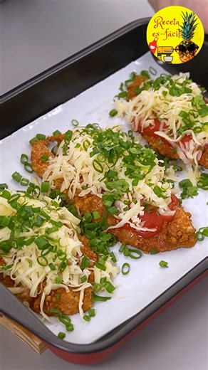 No vas a creer este pollo empanizado con queso derretido encima 🤤 ✅ Ingredientes: 🍗 Pechuga de pollo 🧂 Sal 🥚 Huevos batidos 🍞 Pan molido 🧀 Queso parmesano 🌶️ Pimienta 🧡 Paprika 🍅 Salsa de tomate 🧀 Queso mozzarella 🌿 Cebollín ▶️ Preparación: mira el video. | Receta es-fácil