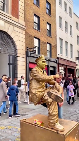 Street acting in London. #livingstatue #coventgarden #performer