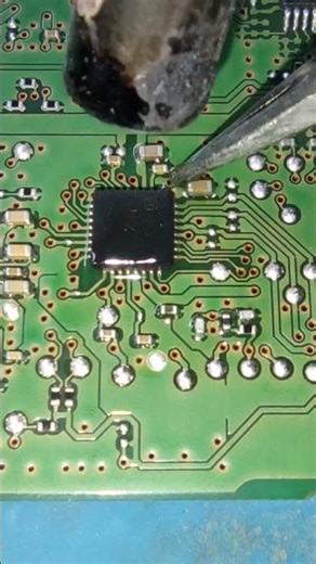 PCB Component Removing #electronic #pcb #components #IC
