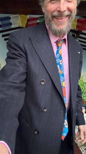 Commendatore Lorenzo Cherubini in arte Jovanotti!!! 🇮🇹 💚🤍❤️ un grande onore. Una grande emozione, sono felice, orgoglioso e grato. Lo dedico alle mie ragazze, alla memoria dei miei genitori, alla mia famiglia, al mio paese e a voi che siete la mia gente e avete reso possibile ció che sembra impossibile. La mia passione mi ha regalato cose meravigliose, questa non me l’aspettavo prorio, e mi emoziona molto. Grazie @quirinale #italia #commendatore | Lorenzo Jovanotti Cherubini