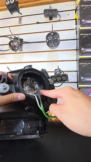 Cambio de bombillo H4 a LED en minutos