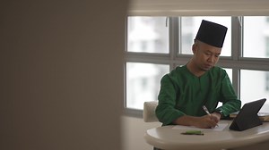✨Join us for this episode of the Intangible Cultural Heritage Conversation Series, where Encik Afi Hanafi delves deeper into the captivating art of Syair (poetry recitation) – a treasured Malay literary heritage that deserves our continued appreciation and preservation. ✍️ Watch this video to find out more! 🎥 #AfiHanafi #MalayHeritageCentre #MHCBizAsUsual #MHCYouLater | Malay Heritage Centre