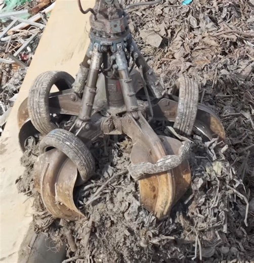 Why does the grapple have tyres around it's claws? #excavator #grapple #scrapyard #metal #recycling