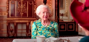 WATCH: The Queen meets Paddington bear