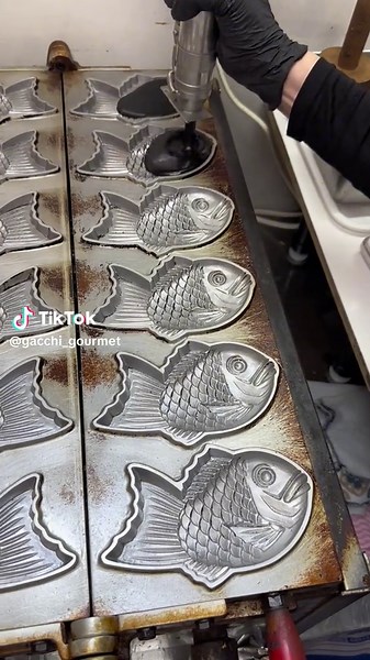 中身が意外すぎる漆黒のたい焼き🐟 竹炭とココアを混ぜた 特製の黒い生地で焼き上げた唯一無二のたい焼き！ 中身はミルク・ダークの2種類の濃厚なチョコレートと クリーミーな豆乳クリームが絶妙にマッチ✨️ 今まで食べたことの無い 魅惑の味わいが楽しめる絶品たい焼きでした😍 超オススメ！ 📍名古屋 『八百屋たこ焼き壮』 黒いたい焼き ¥300 #名古屋カフェ #名古屋グルメ #たい焼き #japanesefood #tiktokfood