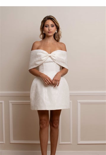 Avec ou sans nœud, notre robe de mariée courte Stella est totalement transformable : deux styles, une seule robe, pour une mariée libre de changer d’allure du “oui” jusqu’au bout de la nuit ✨🤍 #shortweddingdress #bride2026 #bride2026 #ShortDressBride #mariagecivil