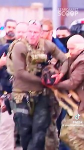 « C’est un héros, le chien est un héros » Rocky, un officier fédéral du K-9 hospitalisé après avoir été bléssé par balles par un suspect accusé du meurtre d’un adjoint du député Brazoria. Rocky a été stabilisé après avoir été transporté du lieu de la fusillade mercredi au Westbury Animal Hospital, dans le sud-ouest de Houston. Les vétérinaires ont opéré le chien, qui a subi deux blessures par balle au cou et au nez. Le département de police de Houston a déclaré que Robert Lee Davis, accusé d’avo