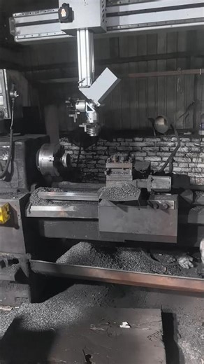 Automatic robotic arm on a lathe