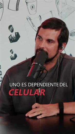 ¿Sientes que te falta un brazo si no tienes el celular a la mano? 🤳❌ No eres tú, es tu cerebro pidiendo dopamina barata. Vivir pegados a la pantalla nos está robando lo más valioso: el sueño reparador y las conversaciones reales. Pasar horas haciendo scroll infinito antes de dormir no solo te quita tiempo, altera tu sistema nervioso y te genera un estrés invisible. La clave para recuperar tu energía no es borrar todas las apps, sino crear hábitos que te devuelvan el control: Modo avión 1 hora a