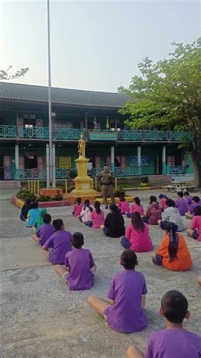 Educating schoolchildren about the dangers of e-cigarettes. #PoliceCares #E-cigarettes #Ayutthaya...