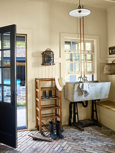 Designers’ Favorite Tips for a Stylish and Functional Mudroom
