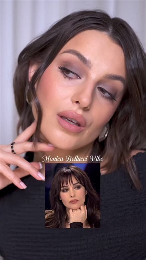 Monica Belluci vibe🍷 Do tego looku użyłam: - paletki cieni SelfGlow od @paese_poland - eyeliner True Signature od @nablacosmetics - maskara Vertigo @armanibeauty Chyba nie muszę mówić, jak czuję się w tym mejkapie?🥵 #MonicaBelluci #makeup | Kaśka Żurawska Makeup