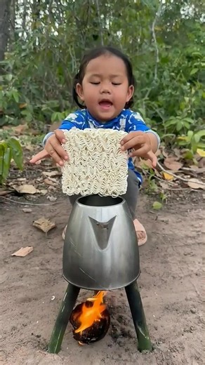 Survival Skills: Single sh34mom show SMAR idea and USEFUL with noodles in forest #camping #bushcraft