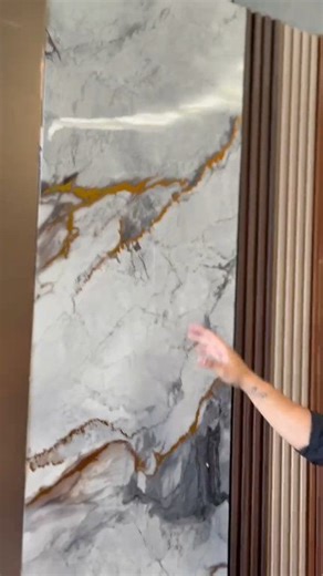 Sabias que para instalar el lambrin de pvc no tienes que hacer obras complicadas ni difíciles? Todo gracias a estos materiales fáciles de instalar #PanelPVC #Arzo #arquitectura #remodelacion | Arzo Material