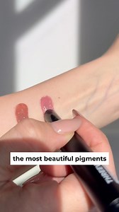 👄This 3-in-1 Lip Oil combines the Color of a lipstick, the Shine of a gloss, & the Hydration of an oil into 1 nutrient-rich formula. 💦 Hyaluronic Acid ⁣⁣- Plumps Hydrates 🍉Watermelon Seed Oil⁣⁣ - Moisturizes Smooths ✨ Pearl Pigments⁣⁣ - For Glass-Like Shine | Deck of Scarlet