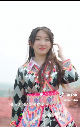 Beautiful Hmong Girl Dancing - Nkauj Hmoob EY 25-3