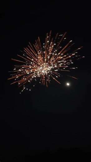 Dragon Roar shell Big Claw in angled rack #fireworks #pyro #pyros #pyronation #pyroaddicts