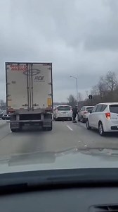 Trailer Flips in Terrifying Highway Accident Indianapolis, Indiana — December 7, 2025 A terrifying scene unfolded on a busy interstate Tuesday afternoon when a semi-truck lost control, jackknifed, and sent its massive trailer flipping across multiple lanes of traffic. Commuters watched in horror as the blue tractor-trailer suddenly swerved, its cab twisting violently before the rear cargo container tipped over, slamming into the asphalt and narrowly missing several passenger vehicles. The footag