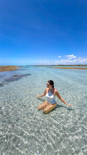 Belle e Leo • Viagem • VMR on Instagram: "JÁ CONHECIA AQUI? ⤵️ 😍Estamos em Alagoas e continuando pelo litoral norte chegamos em Japaratinga e Maragogi - e aqui descobri um lugar que já virou meu preferido, que perfeição! Todo mundo fala e só quer ir para o caminho de Moisés - que é muito bonito mas infelizmente está muito lotado ultimamente - e esquece que coladinho existem praias e piscinas incríveis (minhas preferidas são Crôas, Antunes, Ponta de Mangue, Xaréu) 📍O Caminho da Beleza não tem e