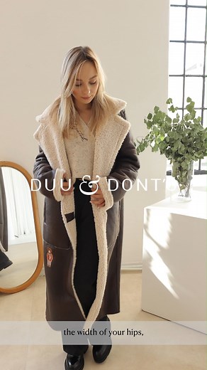 Najmocniejszym punktem kolekcji TATUUM X MIŚ USZATEK w tym roku są zdecydowanie okrycia wierzchnie – w tym nietuzinkowy kożuch z Uszatkowymi naszywkami 🧸🤩 Zobacz porady stylistki TATUUM w serii DUU & DON’TS i dowiedz się, jak budować stylizacje z jego użyciem oraz czego unikać! Kożuch SARGANA 👉 https://www.tatuum.com/inspiracje/mis-uszatek-wspomnienia/dzianinowy-plaszcz-damski-typu-kozuch-sargana,p-30711 ______________________________ The strongest point of the TATUUM X TEDDY BEAR collection 