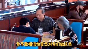 美国ABC电视台的一个社会实验栏目“what would you do”，去年八月份，他们在一个餐馆中测试了观众对于亚洲男生向中国传统父母出柜时的反应 😢😢😢 视频来源：微博/ 美国常春藤辣妹 👉注册微博：http://bit.ly/2TK3ZVs 👉iPhone下载微博app：https://apple.co/2HffXQO 👉Android手机下载微博app：http://bit.ly/2TJrkGL 👉关注北美新浪的微博：http://bit.ly/2tZCp8b | 北美新浪