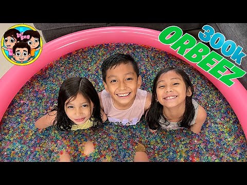 LLENAMOS NUESTRA ALBERCA DE ORBEEZ | Guzmancitos