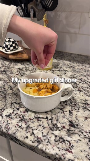 The upgraded version of girl dinner with @Algae Cooking Club X @Nara Smith garlic oil ! #girldinner Recipe: - algae cooking club garlic oil -chicken breast -mix of seasonings (paprika, garlic salt, lemon pepper, onion seasoning ) -red onions -orange pepper -gf noodles -parm -butter