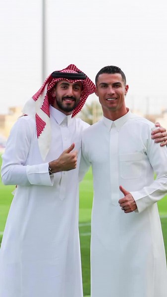 رونالدو في الملابس العربية: تألق وأناقة 🇸🇦