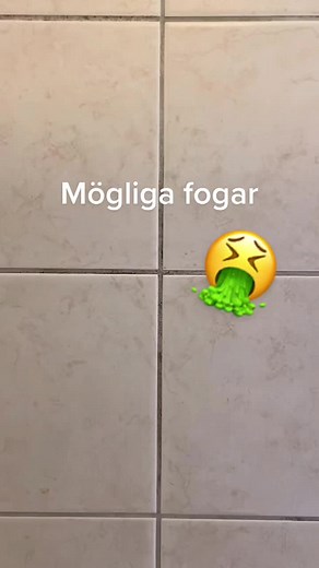 🤢 TA BORT MÖGEL I FOGARNA 🤢Det blir lätt mögel i fogarna i fuktiga badrum. Detta tas enkelt bort med bikarbonatpasta och en gammal tandborste! 💫#ekotipset #cleantok #husmorstips #städtips #foryou #fördig #städahållbart