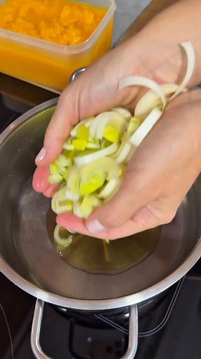 CREMA DE CALABAZA, con calabaza ya asada. Una receta fácil, deliciosa y muy saludable. El otro día os enseñé cómo asar una calabaza entera y congelar para ir sacando para hacer diferentes recetas. Pues esta es una de ellas, cómo hacer una crema rica de calabaza con esta ya asada. Podéis ver el vídeo en mi perfil de cómo asar una calabaza entera. Ingredientes para 4 personas: 1 kg más o menos de calabaza ya asada 1 puerro Sal y pimienta al gusto 4 cucharadas aceite de oliva virgen extra 1 litro d