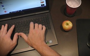 WilsonEats • 边敲键盘边吃苹果的声音 无人声助眠_哔哩哔哩_bilibili