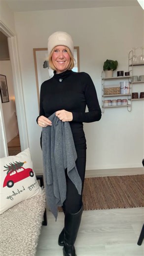 Vissa plagg blir snabbt favoriter av en anledning. Noelle är sjalen som enkelt lyfter din outfit✨, oavsett om du klär dig för vardag, fest eller bara vill ha något snyggt och värmande över axlarna hemma. Den är mjuk, följsam och otroligt lätt att bära – fungerar lika bra under jackan som över en klänning. Ett tidlöst plagg som passar året runt och som snabbt blir ett självklart val i garderoben✨ Många av våra kunder håller med och uppskattar: • Elegant och stilren design • Mjuk och behaglig – år