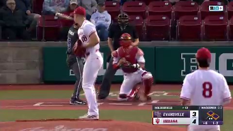 A shortstop has no business making this catch🤯