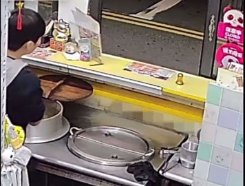 Cat jumps to peek over counter in Taiwan video