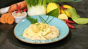 Wir in Bayern | Rezept: Strudelteigtaschen, gefüllt mit Honig-Käse-Creme, auf Rahmsauerkraut
