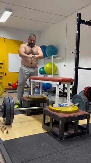 Eloi Rovira on Instagram: "‍♂️Row workout is always intense but I like them and helps to keep the strength balanced with the chest and also the muscles structure! Last week of the volume workout before competition season! . . . #sport #trackandfield #shotput #training #pes #atletisme #strength #workout #gym #peso #fcbarcelona #fcb #barça #atletismo #discusthrow #discus #disc 累"