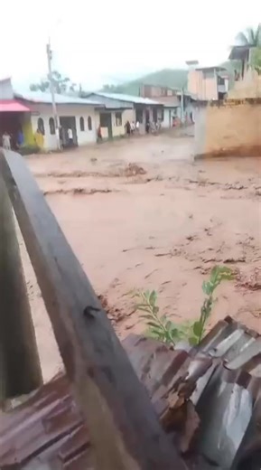 🚨 ¡ALERTA EN SHANAO! 🚨 ​Nuestro distrito de Shanao, en la provincia de Lamas, está sufriendo graves estragos debido a las intensas lluvias. 🌧️⚠️ Muchas familias se están viendo afectadas por la fuerza de la naturaleza. ​Hacemos un llamado a las autoridades y a la comunidad en general para estar atentos y brindar el apoyo necesario. ¡La unión hace la fuerza! 💪🤝 ​#Shanao #Lamas #SanMartín #Alerta #Lluvias #Solidaridad #FuerzaShanao #Emergencia | Diario Hoy Tarapoto