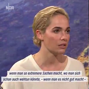 Sie hat während der Dreharbeiten zum Film "Riesending" das Klettern für sich entdeckt: Verena Altenberger. 📺 ndr.de/dasx28328.html | DAS! im NDR Fernsehen
