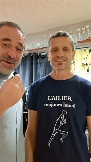 Le t-shirt Ailier Avec Nico, presentation du modele de la collection Ou Pas (recto / verso) dedie a l'Ailier. Dispo sur le site de La Vie Revee du Rugby - le lien est en bio - La Vie Revee du Rugby - l'univers du rugby amateur Rejoins-nous pour partager les valeurs du rugby amateur ! #rugby #rugbyamateur #valeursdurugby #humourrugby #cadeaurugby #tshirtrugby #lavierêvéedurugby | La Vie Rêvée du Rugby