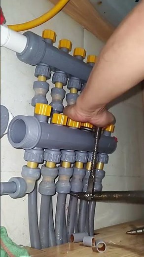 床暖房用マニホールドを組み付ける作業