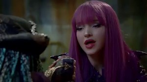 183K views · 6.4K reactions | Uma vs. Mal - Descendientes 2 (Español) Mal se enfrenta a Uma, la hija de Úrsula, por una razón muy especial. La pregunta es: ¿quién ganará? Descendientes 2, estreno 20 de agosto en Disney Channel. | Descendientes 3 | Facebook