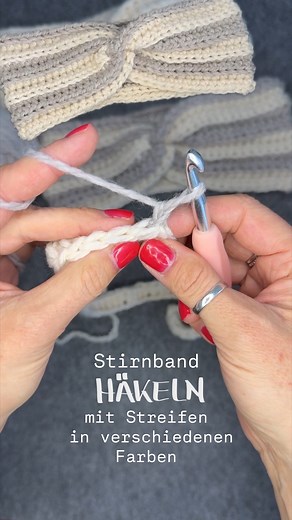 Stirnband mit mehreren Farben häkeln - ohne hängende Fäden bei jedem Farbwechsel! Es freut mich sehr, dass euch meine Stirnband-Häkelanleitung so gefällt! Ich zeige euch heute, wie ihr Streifen in verschiedenen Farben häkeln könnt. Früher habe ich kaum Farbwechsel gemacht, weil ich Fäden vernähen gar nicht mag, aber ich habe für mich die perfekte Möglichkeit gefunden! Die ganz ausführliche Häkelanleitung für das Stirnband, wo ich die Maschen genau erkläre, findet ihr in meinem Kanal! #howtohäkel